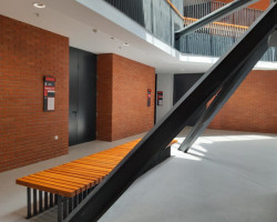 Одређен притвор окривљеној М.А. (Напад на полицијског службеника)